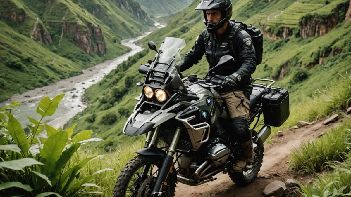 BMW R 1250 GS: ¿Por qué un despiste puede cambiarte la vida (y el planeta)? A rugged motorcyclist sitting thoughtfully on the edge of a lush Peruvian ravine, a damaged BMW R 1250 GS partially buried in foliage below. Editorial, photorealistic style. The main subject—an adventurer with travel gear and a reflective expression—is well-centered and sharply in focus. Surrounding details: vibrant green vegetation, distant mountains under soft morning light, helmet resting nearby. The scene conveys both loss and introspection.